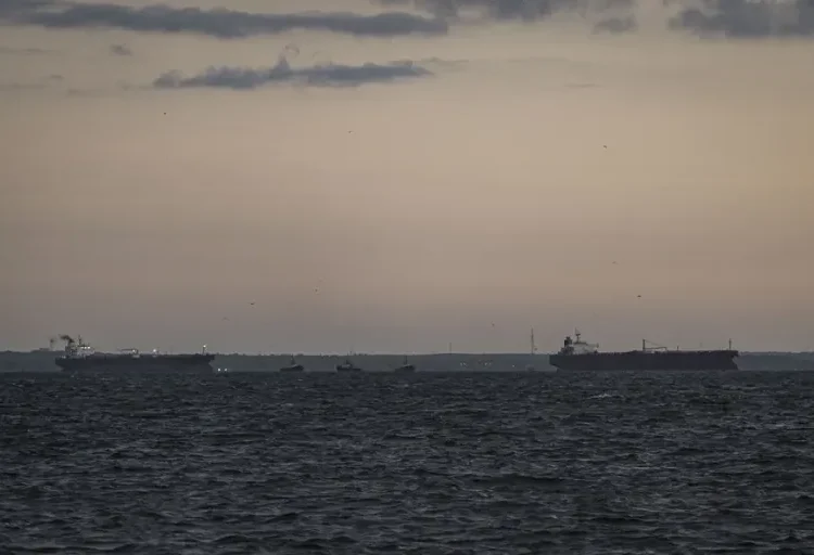 Un muerto y ocho heridos en un ataque a petroleros de Emiratos Árabes atribuido a Irán