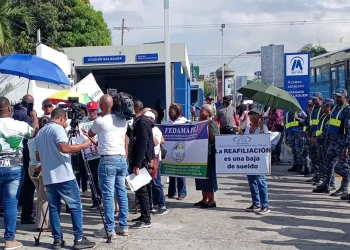 Maestros pensionados protestan frente al Inabima por descuentos al Seguro de Sobrevivencia