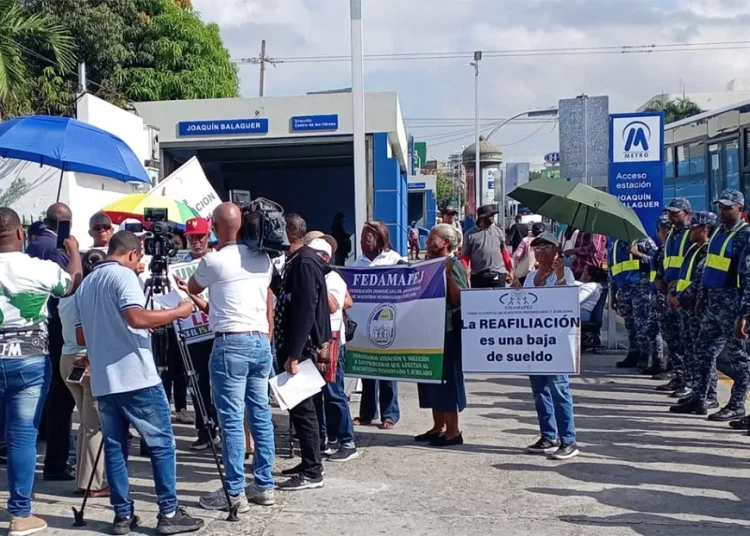 Maestros pensionados protestan frente al Inabima por descuentos al Seguro de Sobrevivencia