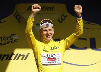 Tadej Pogacar gana la décima etapa y fortalece su liderato en el Tour de Francia