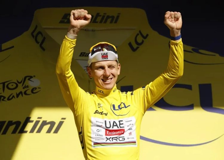 Tadej Pogacar gana la décima etapa y fortalece su liderato en el Tour de Francia
