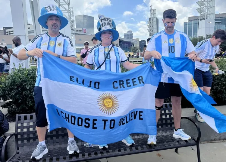 Argentina ya palpita la semifinal ante Inglaterra con canciones contra su histórico rival