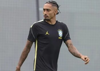 Raphinha regresa a los entrenamientos con Brasil, pero sigue en duda para enfrentar a Noruega