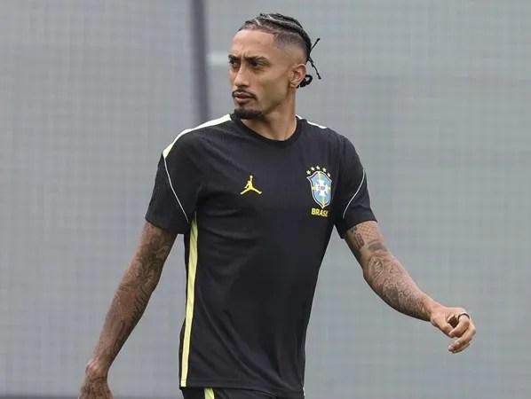 Raphinha regresa a los entrenamientos con Brasil, pero sigue en duda para enfrentar a Noruega