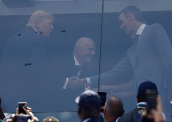 Trump saluda a Felipe VI y Pedro Sánchez en el palco de la final