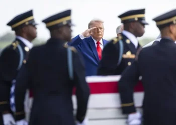 Donald Trump recibe con honores los restos de los cuatro militares muertos en Jordania e Irak