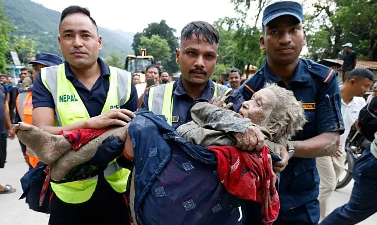 Avalancha en Nepal y Tíbet deja más de 150 muertos y cientos de desaparecidos