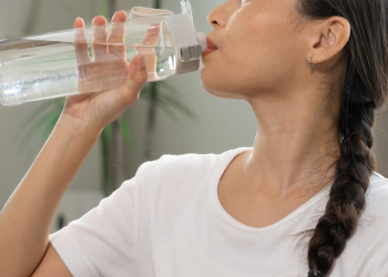 Mujer pierde 20 kilos tomando solo agua y queda con graves secuelas