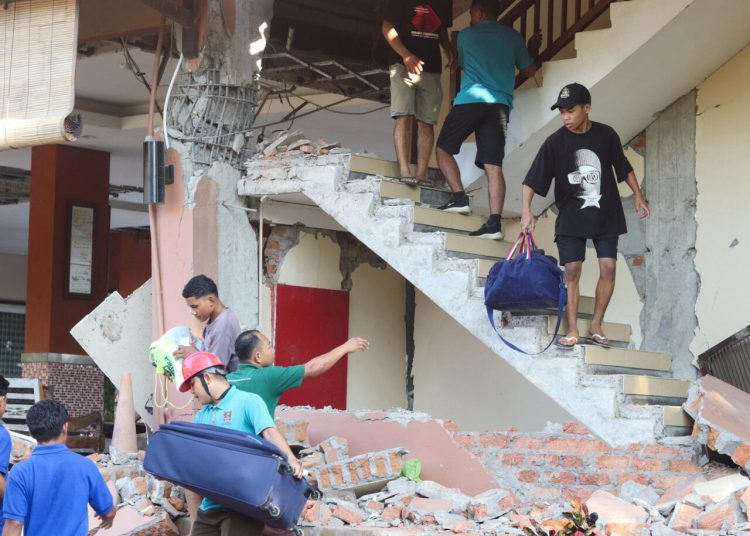 El terremoto causa 68 muertos y cerca de 10.000 desplazados en Indonesia