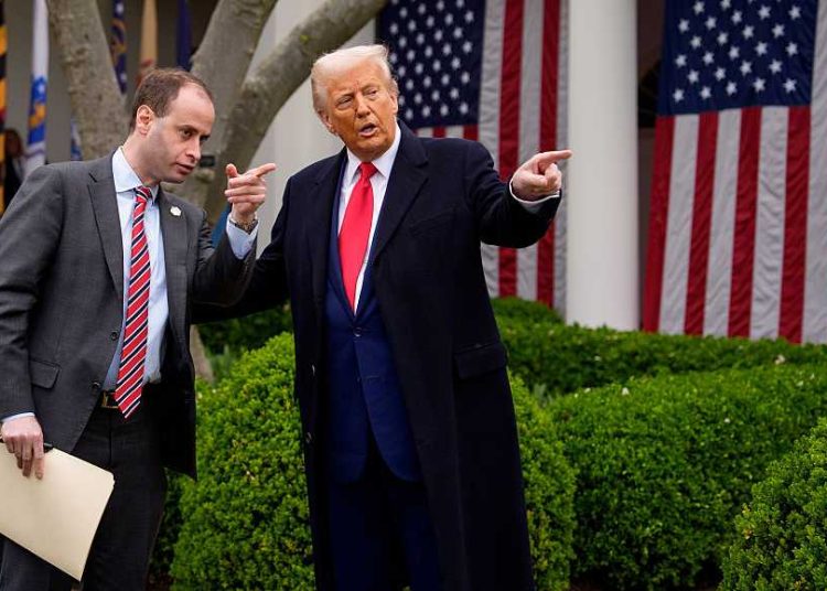 Trump designa a secretario personal de la Casa Blanca como su nuevo asistente