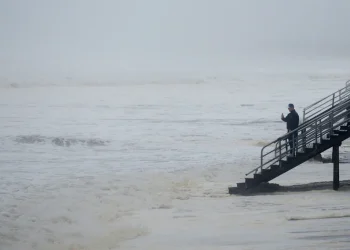 El huracán Lala se debilita a tormenta tropical tras azotar Hawái sin tocar tierra