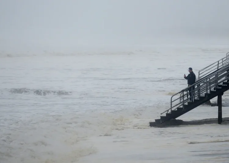 El huracán Lala se debilita a tormenta tropical tras azotar Hawái sin tocar tierra