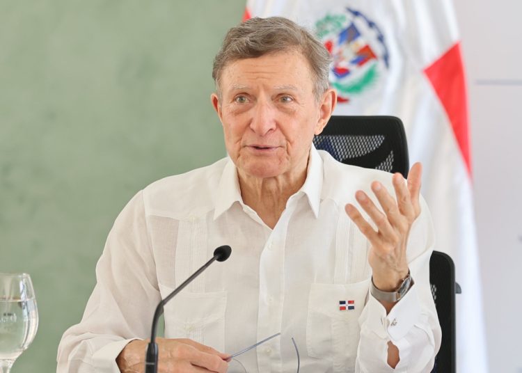 Abinader designa a Roberto Álvarez embajador emérito tras su salida de Cancillería