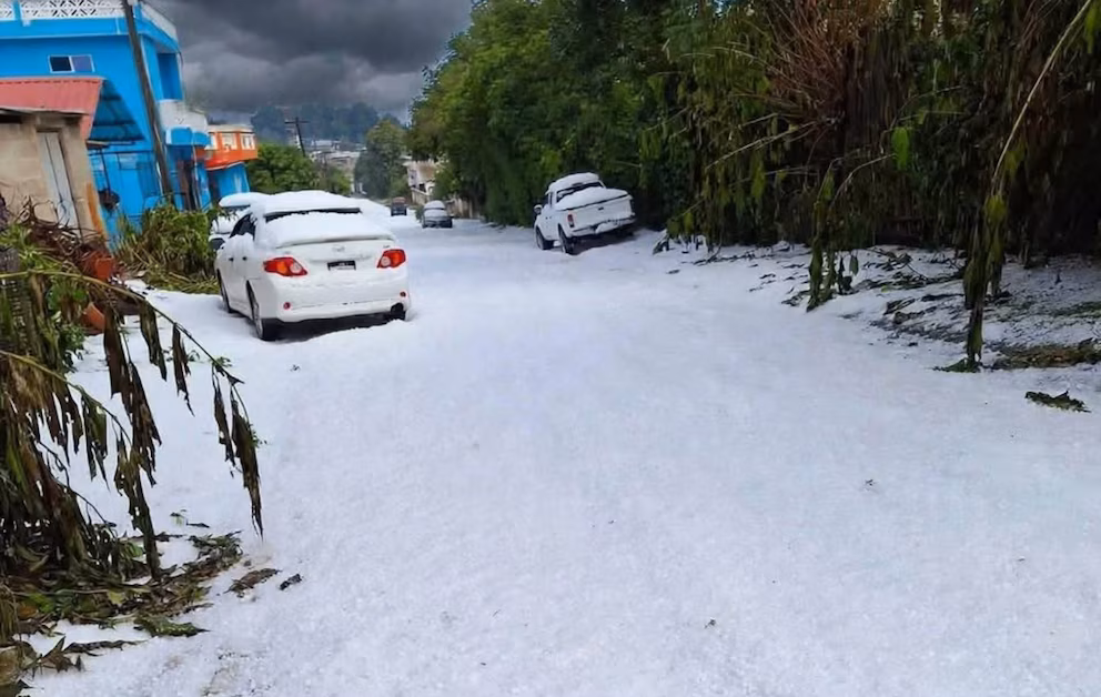 ¿Nieve en Guatemala? Fuerte granizada sorprende en la región occidental del país