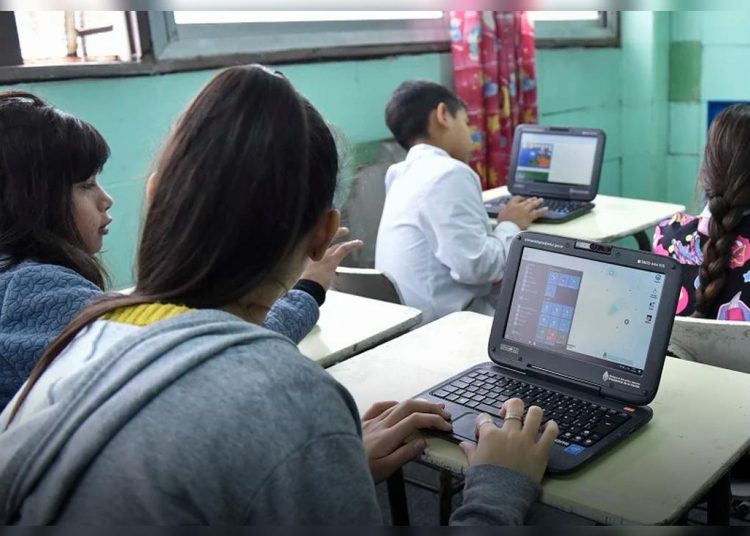 Panamá invierte 26,6 millones de dólares en 54.000 portátiles con IA para profesores
