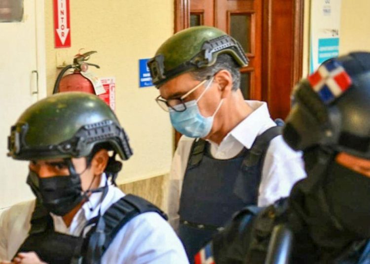 Santiago Hazim llega cojeando a audiencia donde se conocerá prórroga solicitada por el MP
