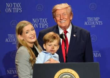 Trump corre para evitar que un niño caiga del escenario y enseguida se burla de Biden