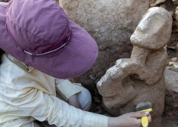Hallan en Turquía una escultura de hace 11.000 años que representa a una persona sobre un leopardo