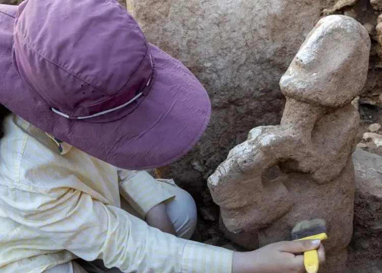 Hallan en Turquía una escultura de hace 11.000 años que representa a una persona sobre un leopardo