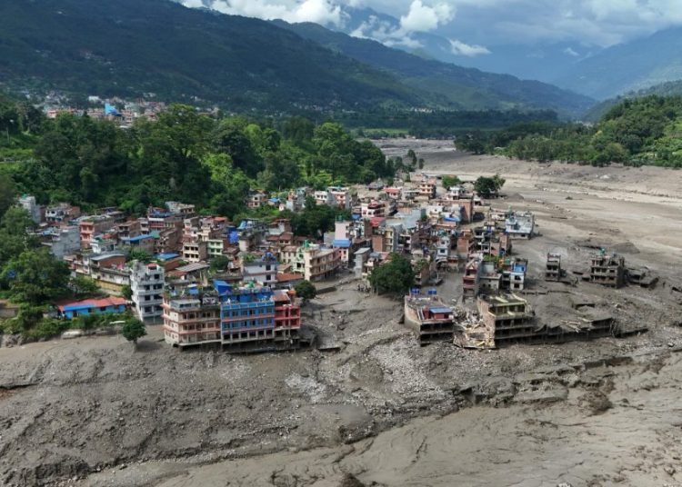 Al menos 27 puentes destruidos y una hidroeléctrica afectada tras la riada masiva en Nepal