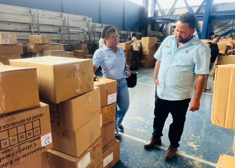 Distrito Educativo 14-04 de Samaná recibe 13,989 kits escolares para garantizar un buen inicio del año escolar