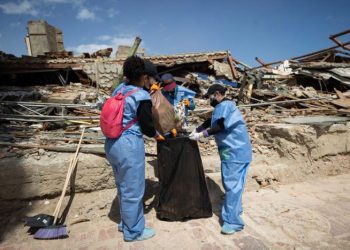 Venezolanos limpian calles de La Guaira tras sismos para ayudar a reducir contaminación