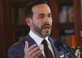 Presidente de Colombia entrega libro con denuncias de presunta corrupción del Gobierno de Petro