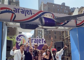  Arajet supera los 100 mil pasajeros entre New York y RD en 2026 y lo celebra en la parada Dominicana en Manhattan