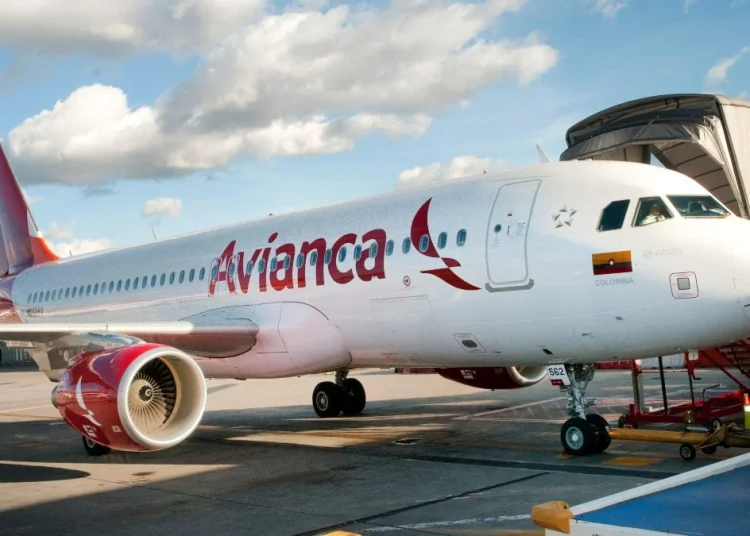 Avianca prohíbe a influencer colombiano usar su servicio tras incidente en vuelo a Madrid