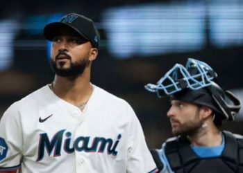 Sandy Alcántara deja su huella en el Museo de los Marlins
