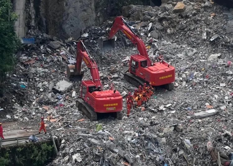 China moviliza cientos de efectivos y maquinaria para tareas de rescate tras la riada