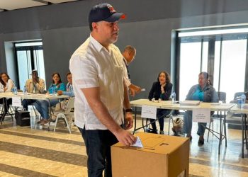 Candidato George Richardson ejerce su voto y promete fortalecer desde la presidencia la nueva imagen del CODIA