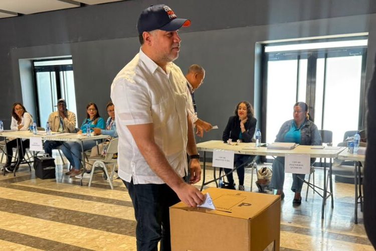 Candidato George Richardson ejerce su voto y promete fortalecer desde la presidencia la nueva imagen del CODIA