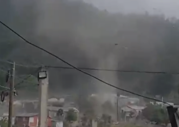 Remolino causa daños en viviendas e invernaderos y desata pánico en Constanza