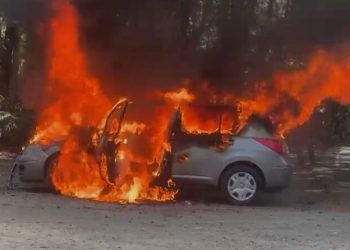 Incendio consume por completo un vehículo próximo al túnel natural en la ruta jarabacoa–la vega