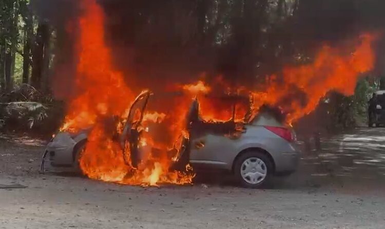 Incendio consume por completo un vehículo próximo al túnel natural en la ruta jarabacoa–la vega