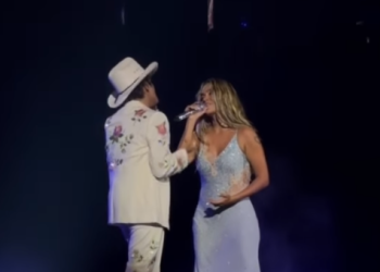 Bruno Mars fue el súper invitado de Karol G durante su concierto en Los Ángeles