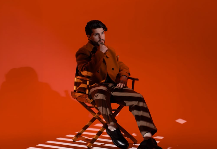 Maik transforma su historia personal en un refugio pop con el lanzamiento de su proyecto conceptual «Soy el hijo gay»