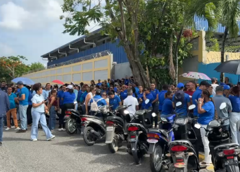 ADP protesta en distritos educativos y advierte sobre inicio de clases en centros con problemas