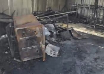 Hombre escapa de incendio que destruyó su vivienda y negocio en Mella 1