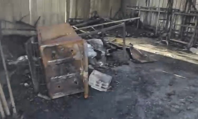 Hombre escapa de incendio que destruyó su vivienda y negocio en Mella 1