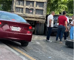 Accidente múltiple provoca fuerte taponamiento en la avenida Jacobo Majluta