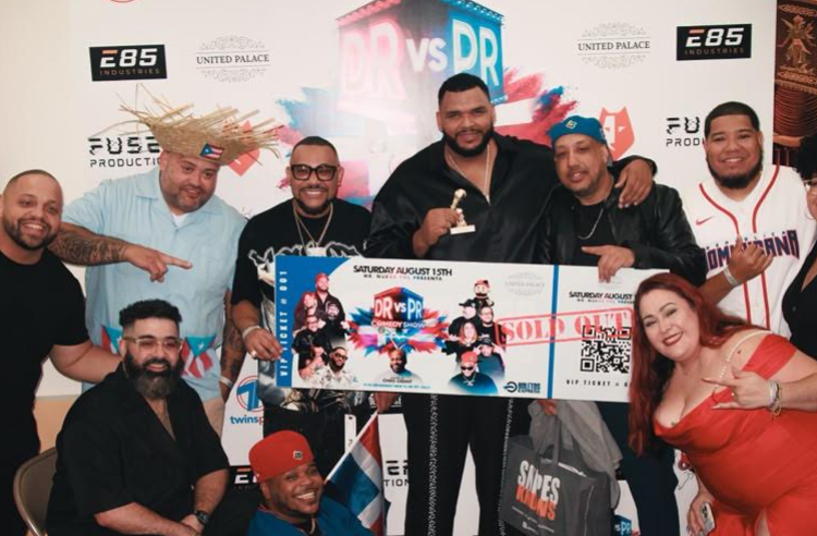 Comediantes dominicanos y puertorriqueños hacen historia al llenar el United Palace con DR vs PR Comedy Show