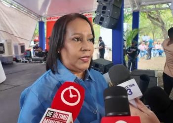Xiomara Guante insta a jóvenes graduandos de SDN a seguir preparándose