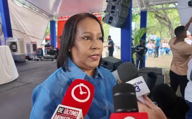 Xiomara Guante insta a jóvenes graduandos de SDN a seguir preparándose