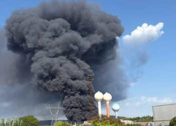 Confinan a 30,000 habitantes por incendio industrial en Francia