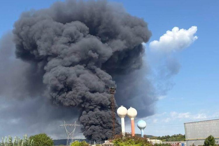 Confinan a 30,000 habitantes por incendio industrial en Francia