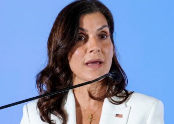 Embajadora de EE.UU. defiende la libertad de expresión tras críticas de comunicador dominicano