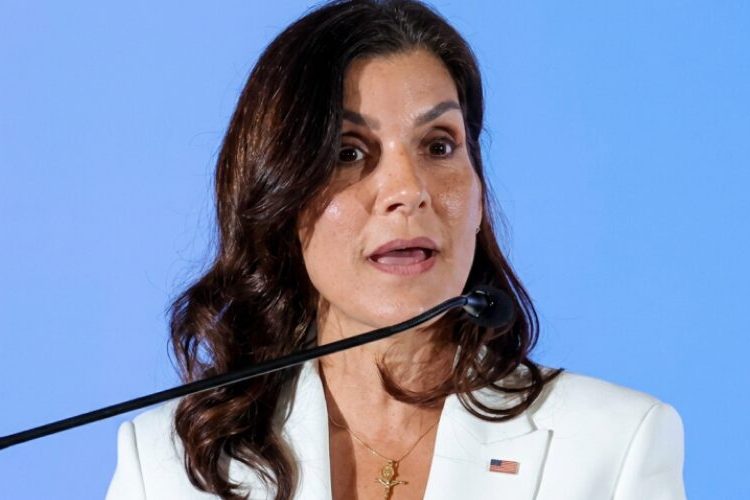 Embajadora de EE.UU. defiende la libertad de expresión tras críticas de comunicador dominicano