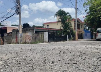 Residentes de Los Alcarrizos piden asfaltado de varias calles olvidadas por las autoridades
